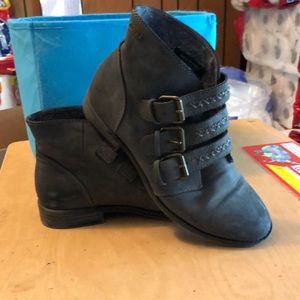 Roxy ankle bootie